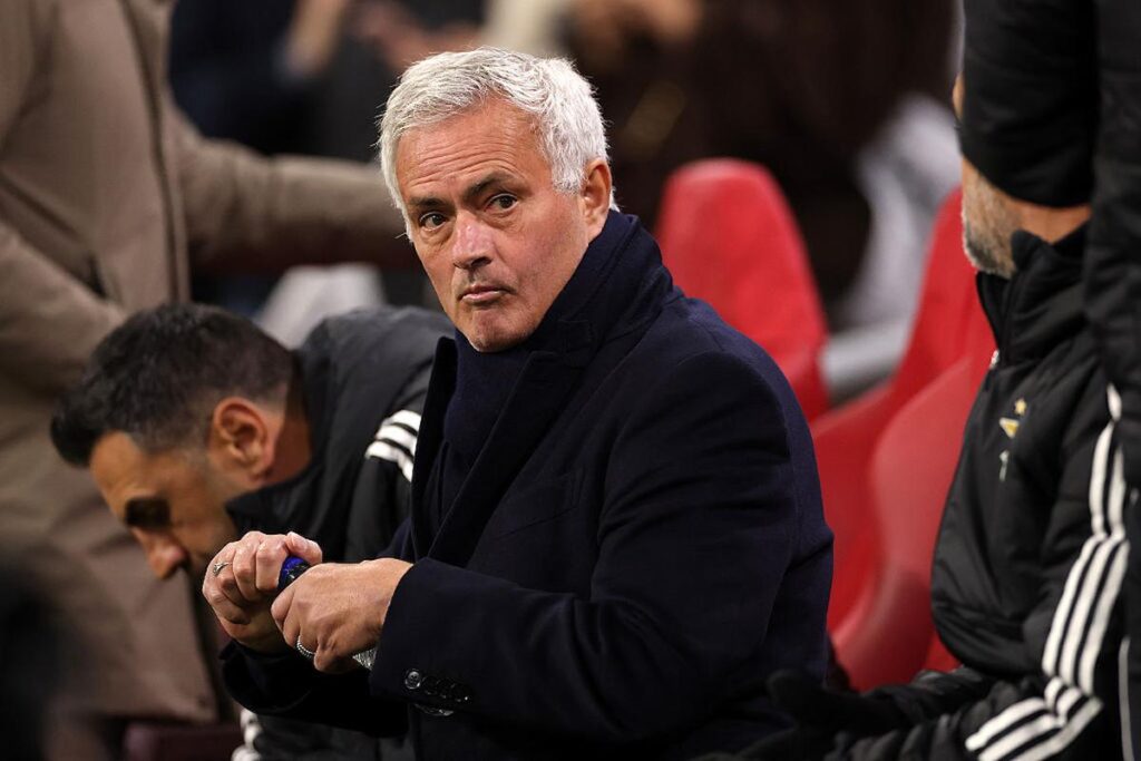 mourinho si prende dumfries